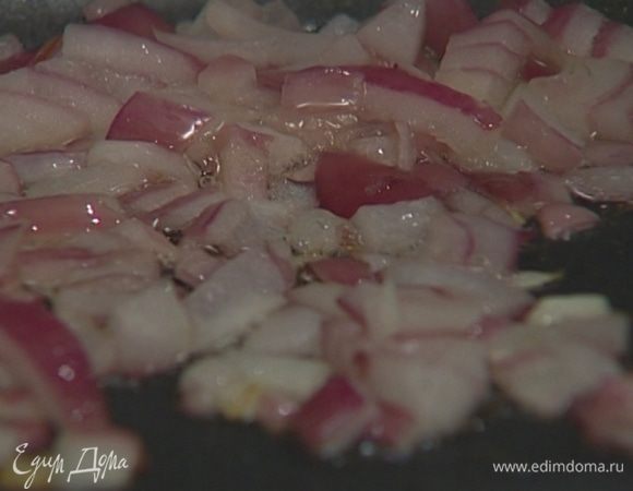 В большой кастрюле разогреть оливковое масло и обжарить лук до мягкости.