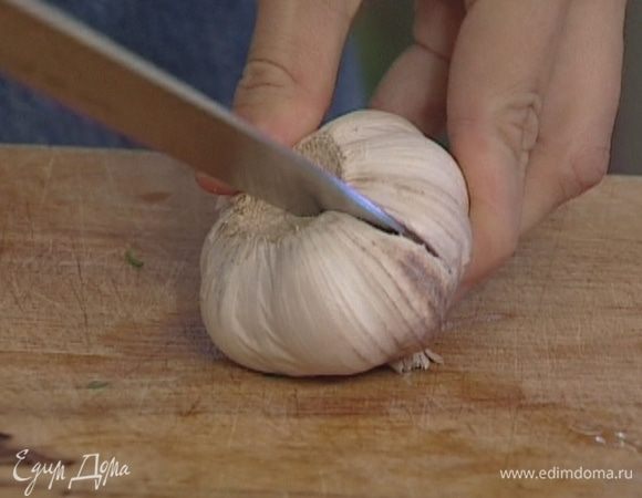Чеснок почистить.