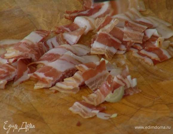 Бекон нарезать тонкими полосками.