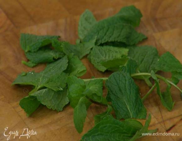 Мяту мелко порубить, добавить к макаронам и перемешать.