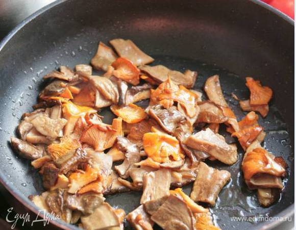 В глубокой тяжелой сковороде разогреть 3 ст. ложки оливкового масла и обжарить свежие грибы.