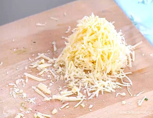 Твердый сыр натереть на мелкой терке.