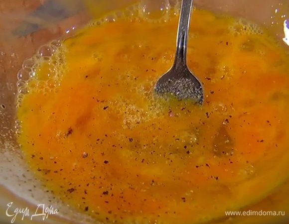 Яйца взбить до однородной консистенции, чтобы они слегка увеличились в объеме, посолить и поперчить.