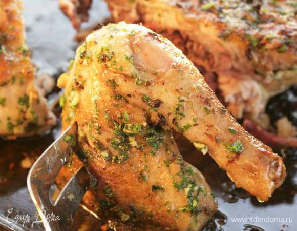 Разогреть в небольшой кастрюле 3 ст. ложки оливкового масла, выложить оставшуюся чесночную смесь и прогреть все на медленном огне, затем посолить и поперчить.
Готового цыпленка полить чесночной смесью и подавать.
