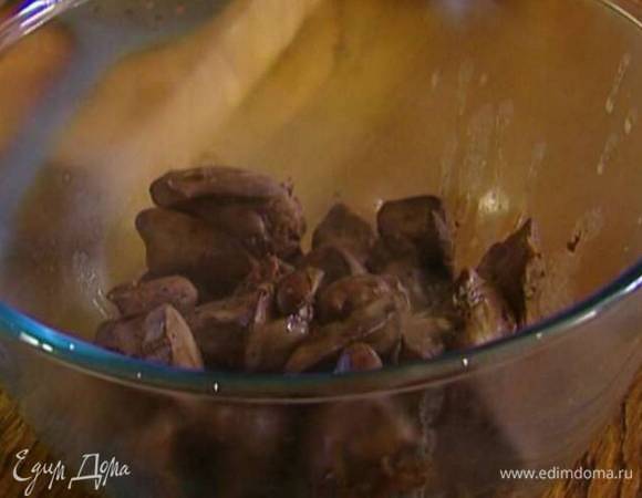 Разогреть в сковороде 1 ст. ложку сливочного и 1 ст. ложку растительного масла и обжарить печень до готовности.