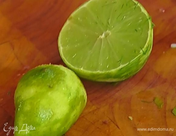 Цедру лайма натереть на мелкой терке, отжать из него сок.