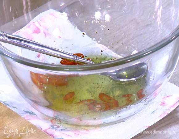 Приготовить маринад: соединить цедру лайма, имбирь, мяту, простоквашу, карри, посолить, поперчить и все перемешать.