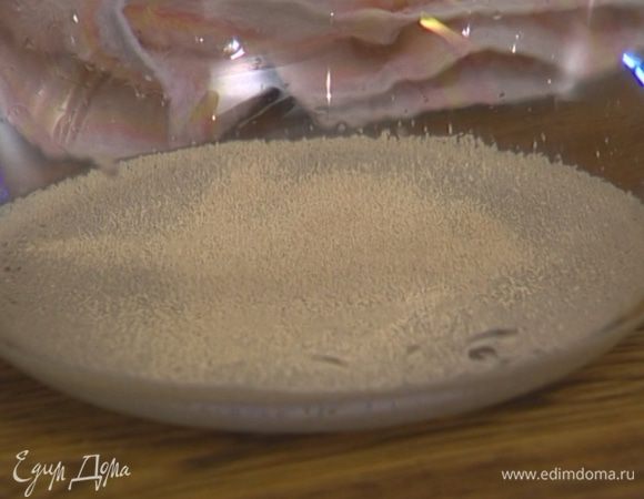 Приготовить тесто: подогреть под струей очень горячей воды большую стеклянную миску, влить 225 мл теплой воды (20°С), развести в ней дрожжи и оставить на пять минут.