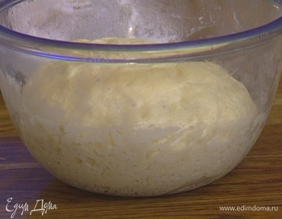 Муку смешать с 2/3 ч. ложки соли, просеять и всыпать в воду с дрожжами, влить 2 ст. ложки оливкового масла и вымешивать, пока тесто не станет довольно плотным, но не крутым. Если оно получилось слишком жидким, добавить еще немного муки.