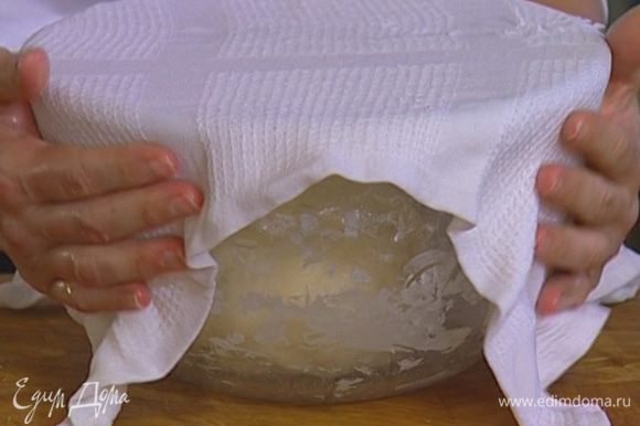 Смазать глубокую миску 1 ст. ложкой оливкового масла, выложить в нее тесто, накрыть полотенцем и поставить в теплое место на 45 минут, затем обмять его, снова накрыть и оставить в теплом месте еще на 30 минут.