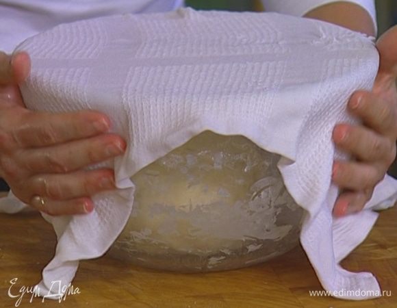 Смазать глубокую миску 1 ст. ложкой оливкового масла, выложить в нее тесто, накрыть полотенцем и поставить в теплое место на 45 минут, затем обмять его, снова накрыть и оставить в теплом месте еще на 30 минут.