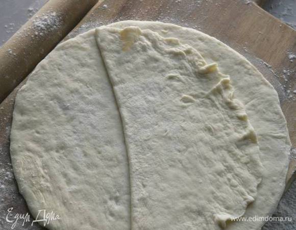 Половину теста разделить еще на две части, каждую раскатать, уложить друг на друга и еще раз раскатать.