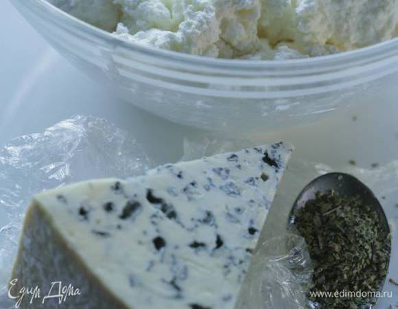Приготовить начинку: голубой сыр нарезать небольшими кубиками, добавить творог и майоран, все перемешать.