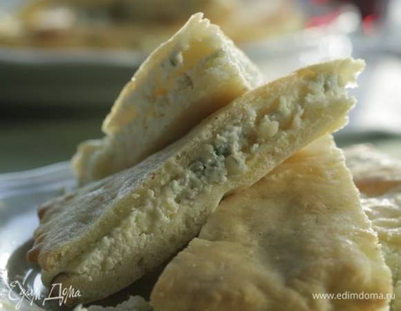 Готовую фокаччу разрезать вдоль пополам, на нижнюю часть равномерно выложить половину начинки, накрыть верхней частью, смазать сверху оливковым маслом, посыпать солью и перцем и выпекать еще 5 минут. Из оставшегося теста и начинки сделать вторую фокаччу.