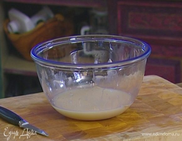 Приготовить опару: в большую подогретую миску влить 75 мл теплой воды и развести в ней дрожжи, затем всыпать ржаную муку, перемешать и поставить на 30 минут в теплое место.