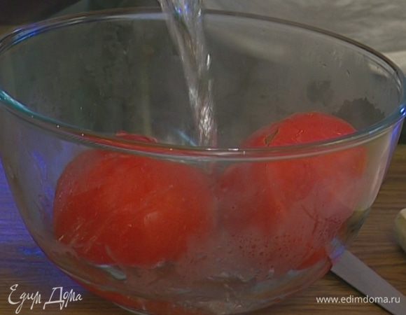 Помидоры опустить на минуту в кипяток, затем, сняв кожицу, протереть через сито и посолить. Лишнюю жидкость слить.