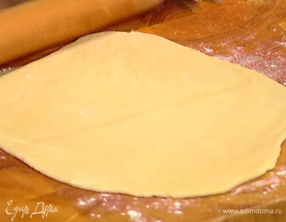 Тесто раскатать в тонкий пласт.