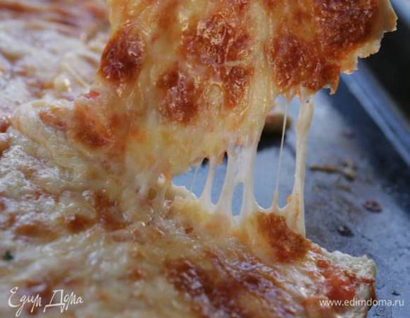 Выпекать пиццу в разогретой духовке 6–8 минут.