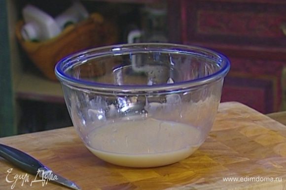 Приготовить тесто: в большую подогретую миску влить 75 мл теплой воды и растворить в ней дрожжи, затем всыпать ржаную муку, вымесить и поставить на 30 минут в теплое место.