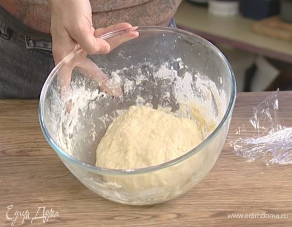 Влить в опару теплое молоко, 2 ст. ложки оливкового масла и 125 мл теплой воды, добавить соль, пшеничную муку и замесить тесто, затем поставить его еще на 2 часа в теплое место. 