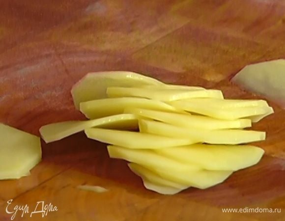 Картофель вымыть, нарезать кусочками 2‒3 мм толщиной, выложить в миску, полить 3 ст. ложками оливкового масла, посыпать тимьяном, посолить и поперчить.