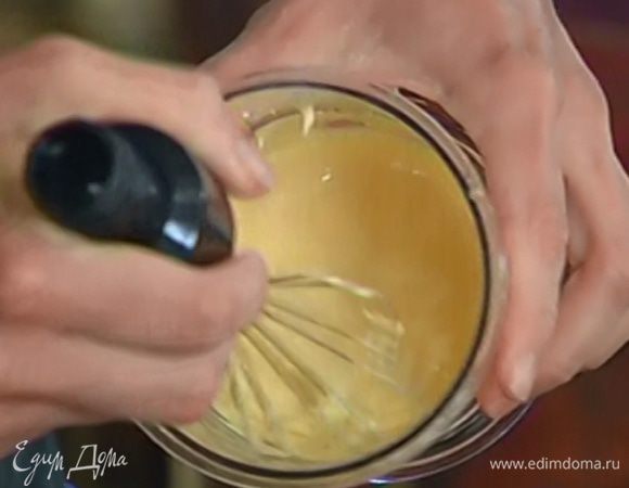 Желтки с сахаром взбивать в миксере 6‒8 минут, пока не получится светлая плотная масса.