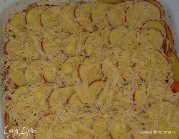Сверху — тертый сыр.