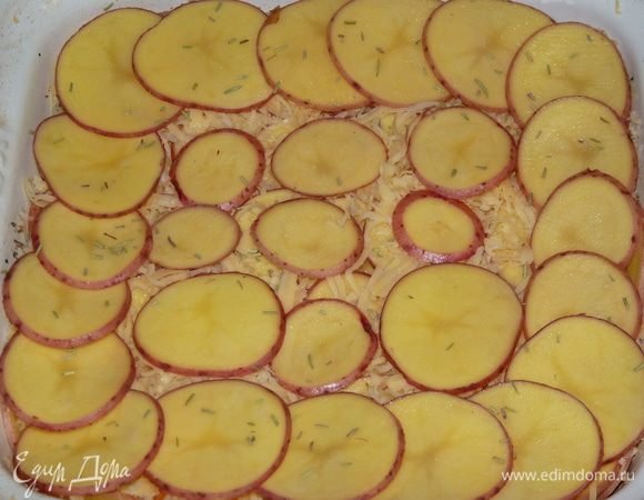 Верхний слой — картофель. Полить второй половиной горячих сливок.