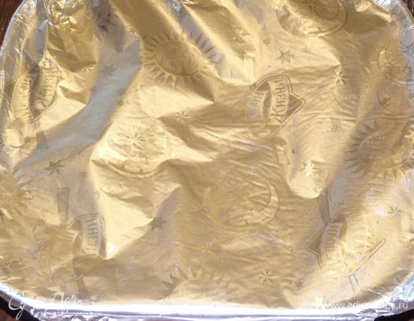 Форму прикрыть фольгой и отправить в заранее разогретую до 180°С духовку на 40 мин.