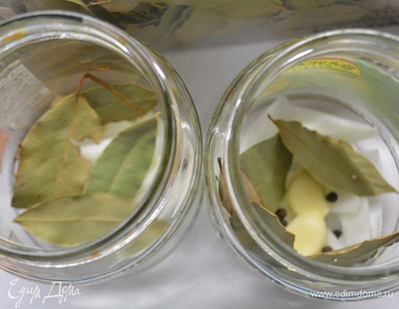 Огурцы замочить в холодной воде на 5 — 6 часов, оставить в прохладном месте. Банки хорошо помыть и дать стечь воде. На дно литровой банки положить по 1 маленькой луковице, если нет, взять большую и разрезать, 1 зубчик чеснока, разрезанный пополам, 5 шт. лавровых листов, 5 шт. душистого перца и 5 шт. черного перца горошком.
