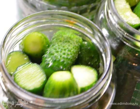 Огурцы хорошо помыть и уложить в банки.