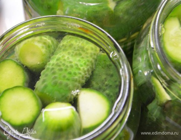 Готовим рассол: в сотейник влить 0,5 литра воды, всыпать туда сахар и соль. Поставить на огонь и растворить. Влить уксус и довести до кипения, разлить по банкам.