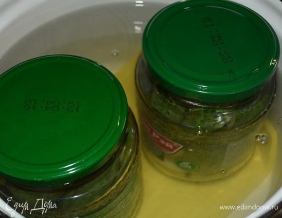 На дно кастрюли уложить полотенце, поставить банки, прикрыть простерилизованными крышками и налить горячей воды по «плечики». Температура воды в банке и в кастрюле должна быть приблизительно одинаковой, чтобы банки не треснули. Довести до кипения и стерилизовать 10 минут.