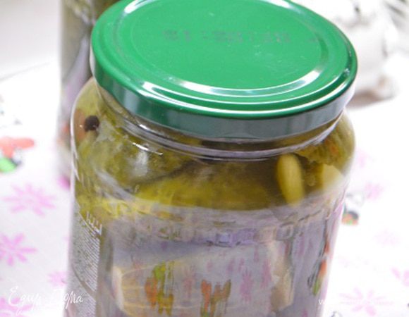 Закатать под крышки и оставить на столе до полного остывания. Укутывать не надо! Хранить в прохладном месте.