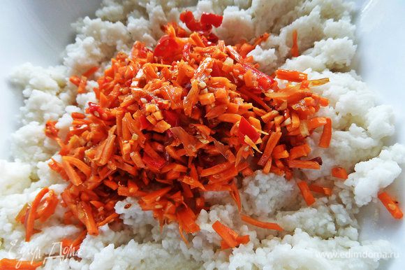 Морковь и сладкий перец порубить мелко и смешать с отваренным рисом.
