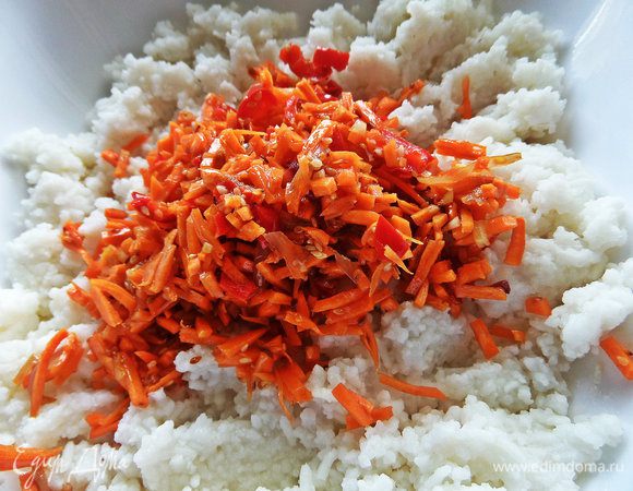 Морковь и сладкий перец порубить мелко и смешать с отваренным рисом.