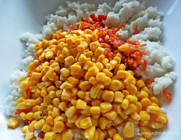 С кукурузы слить воду и высыпать к рису.