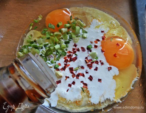 Крошим лук и чили, солим или добавим соевый соус.