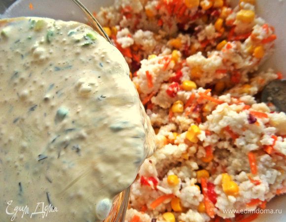 Выливаем заливку в основные продукты.