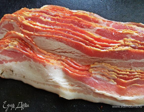 Для оформления нужен бекон в тонких длинных ломтиках.