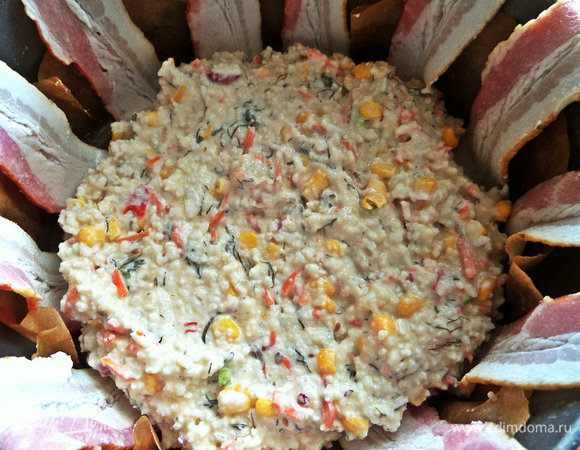 Часть рисового состава разложить прямо на бекон.
