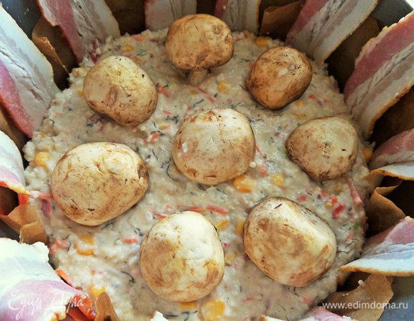 Сверху воткнуть целые шампиньоны ножкой вниз.