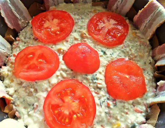 Сверху расположить дольки помидора без кожицы.