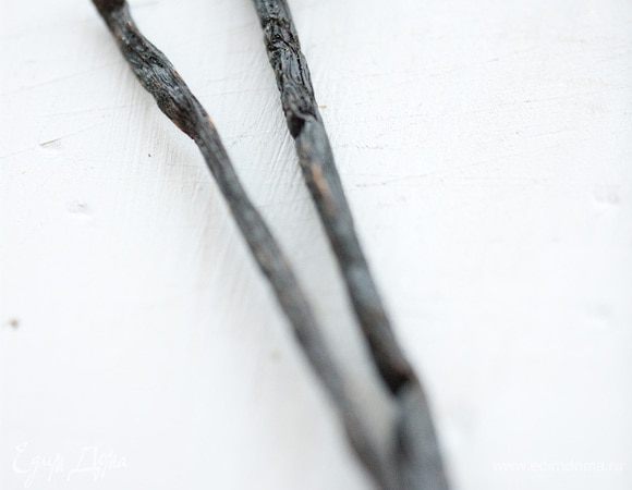 В бутылку рома положить стручки ванили и настаивать 5‒7 дней.