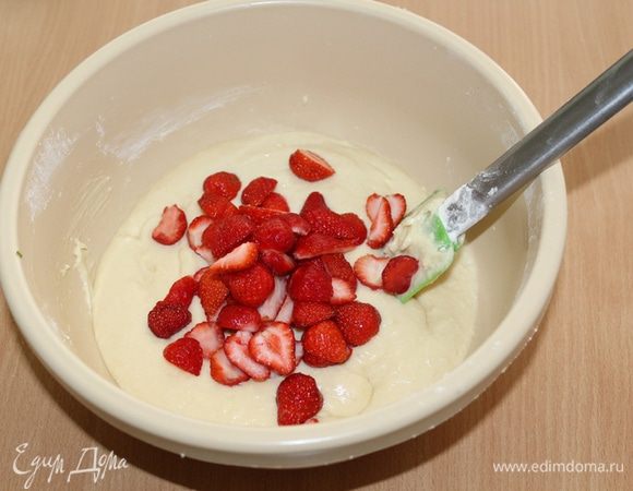 Если ягода крупная, порезать на части, мелкую можно не резать, добавить в тесто.