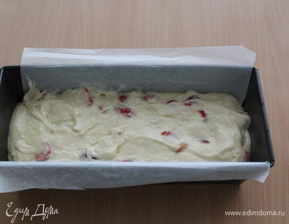 Аккуратно перемешать, выложить в форму для выпечки.