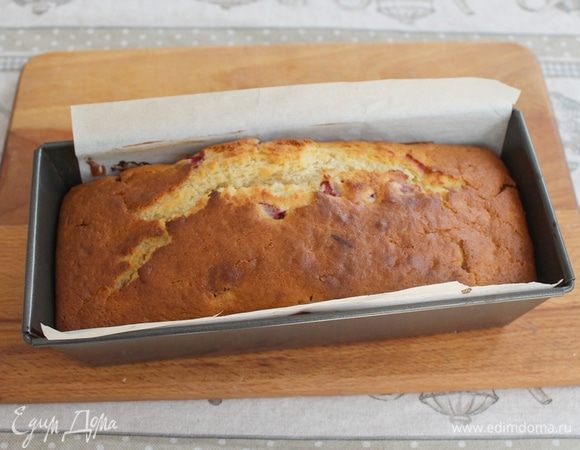 Выпекать кекс в предварительно разогретой до 180°С духовке на среднем уровне 40 — 45 минут. Готовность проверить при помощи деревянной шпажки, она должна выйти сухой из середины кекса.