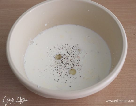 Смешать молоко, сливки, яйца, соль, натертый зубчик чеснока, перемешать.