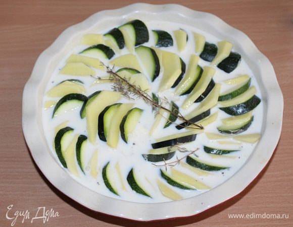 Залить овощи соусом, положить пару веточек тимьяна (у меня сухой).