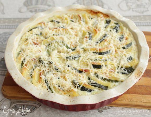 Поставить в нагретую до 180°С духовку на 60 минут (ориентируйтесь по своей духовке). За 10 минут до приготовления вынуть форму, посыпать блюдо натертым сыром и запечь до готовности.